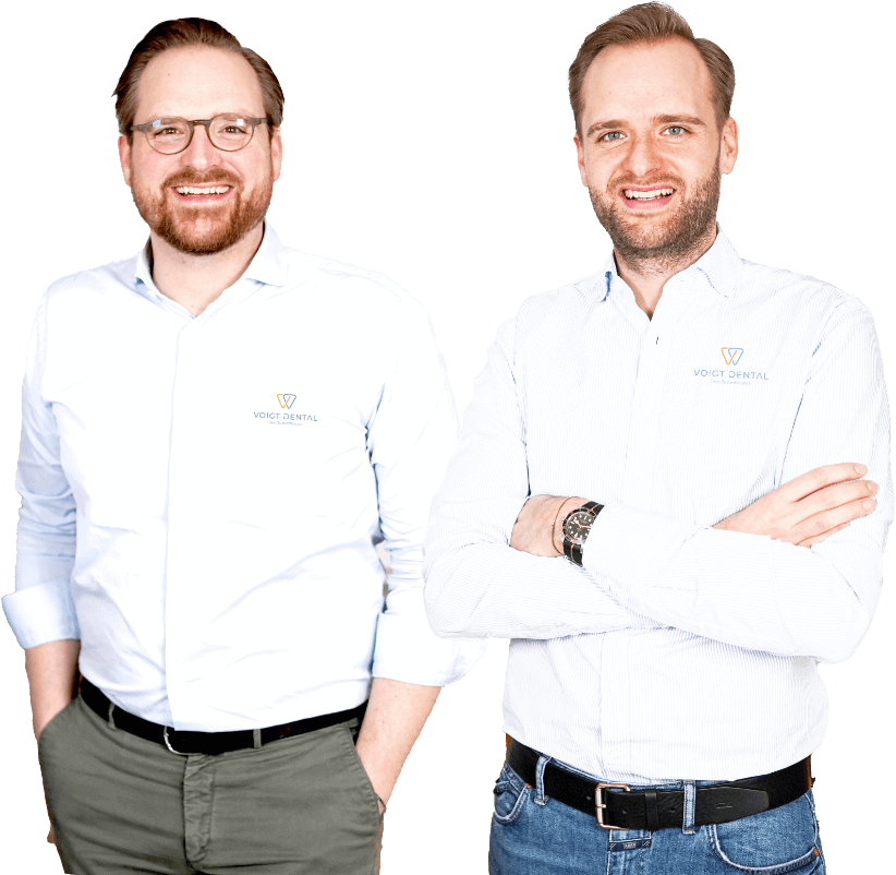 Die Geschäftsführer von Voigt Dental, Jan-Willem Voigt und Maximilian Voigt, lächelnd in weißer Praxisbekleidung