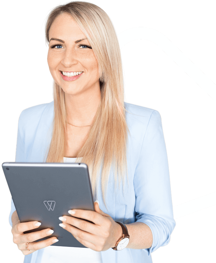 Lächelnde Mitarbeiterin vom Voigt Dental Kundenservice hält ein Tablet-PC mit Firmenlogo.