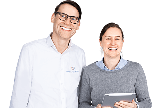 Standortleitung Voigt Dental Kiel: Torge Fehrmann und Rieke Cohrt im Dentallabor.